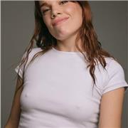 Soy una joven de 22 años de Tarragona, graduada en Artes Escénicas por la Universidad de Girona